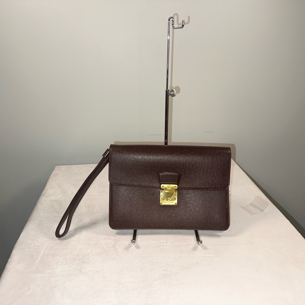 Louis Vuitton Kourad in Taiga leather. Color : Avajou
